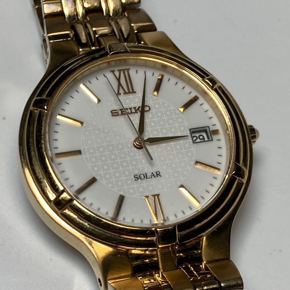 Seiko solar, V157-0AA0 R2, gold tone, white textured dial, vintage